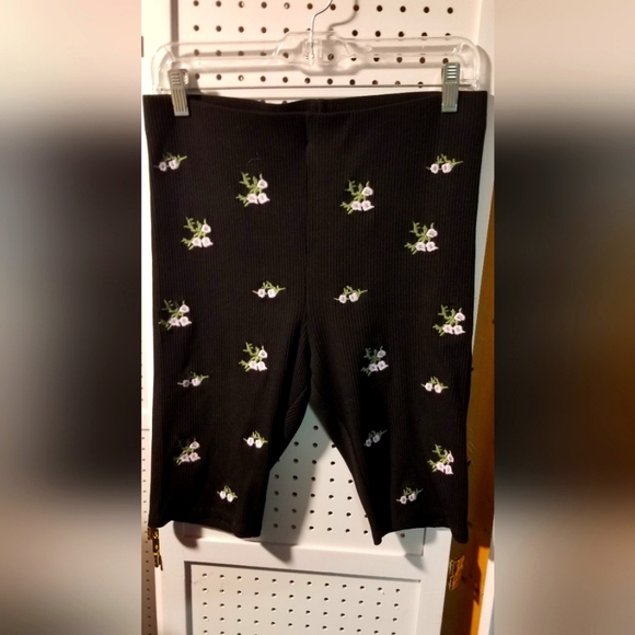 H & M stretch black shorts with flowers - Picture 1 of 2